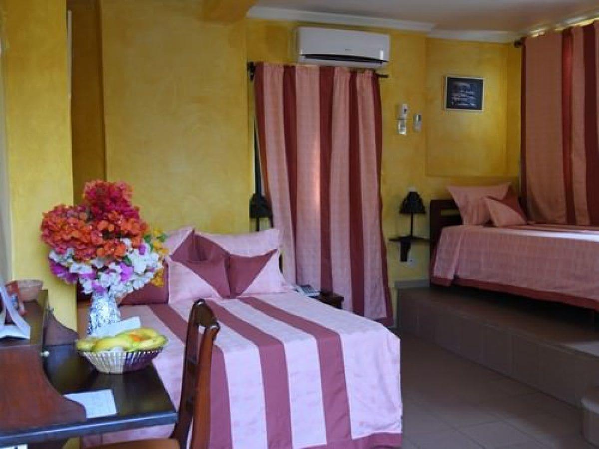סן-לואי Hotel De La Poste מראה חיצוני תמונה
