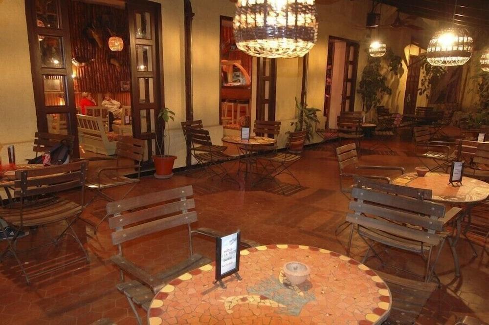 סן-לואי Hotel De La Poste מראה חיצוני תמונה