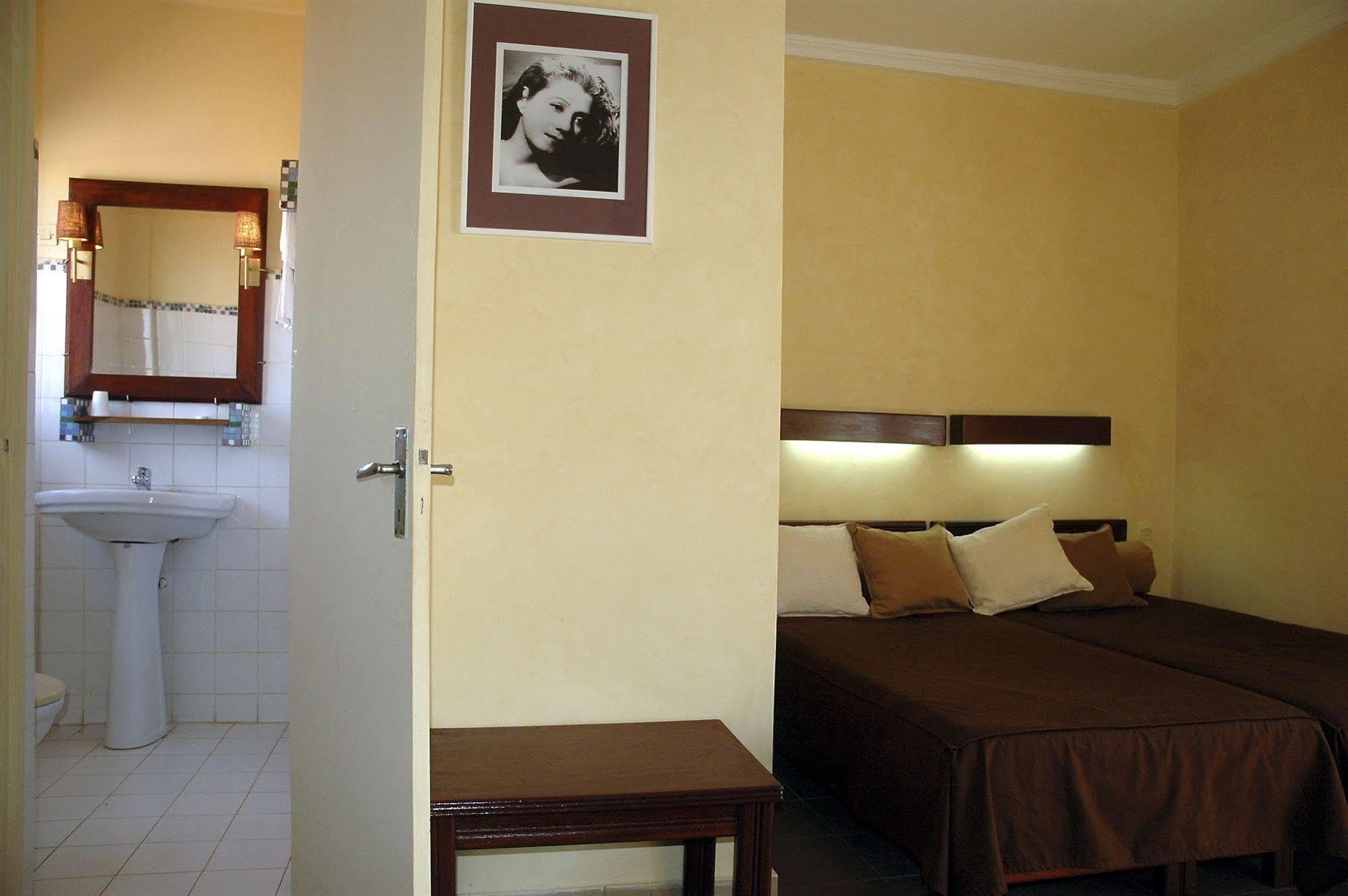 סן-לואי Hotel De La Poste מראה חיצוני תמונה