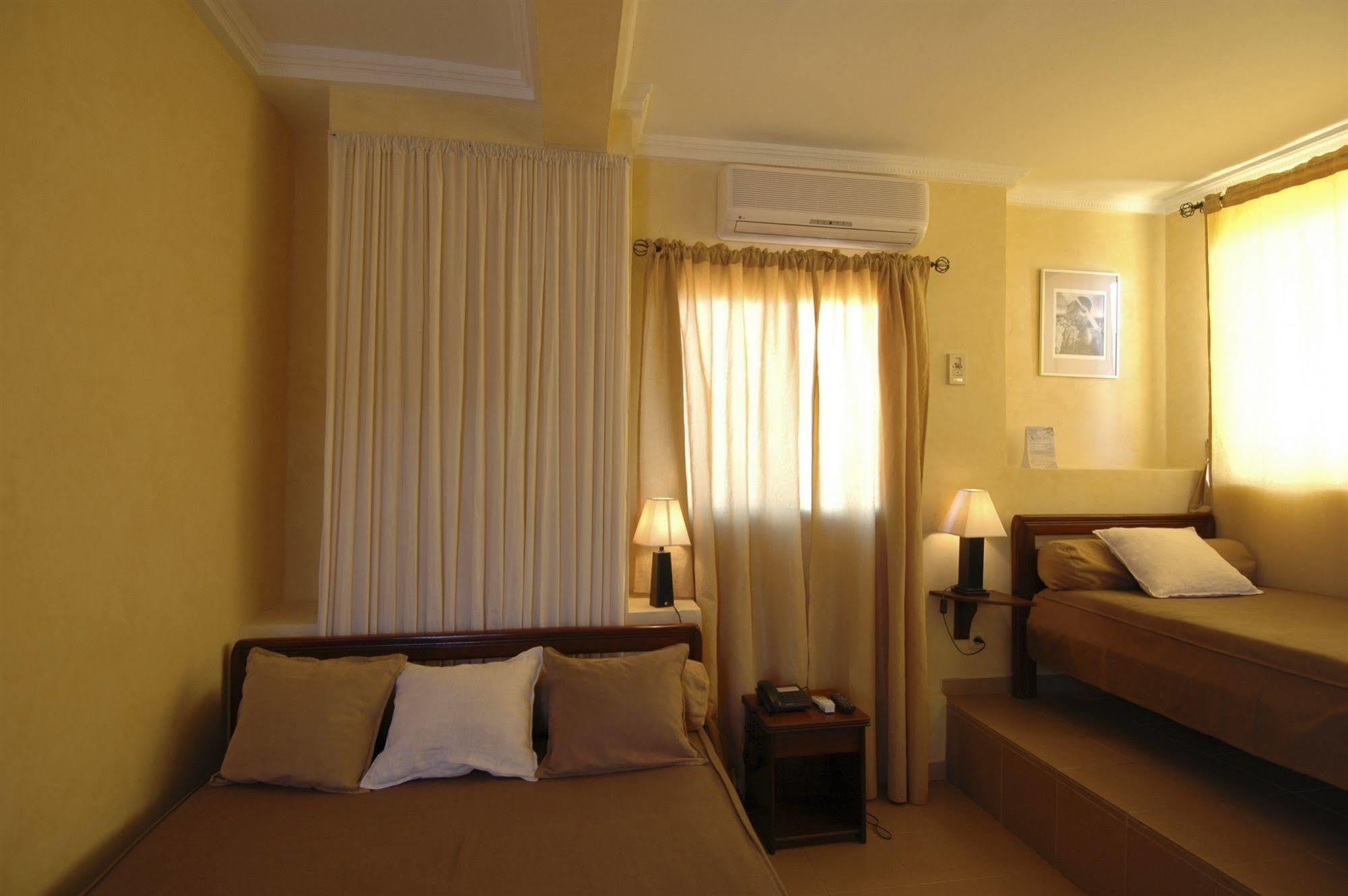 סן-לואי Hotel De La Poste מראה חיצוני תמונה